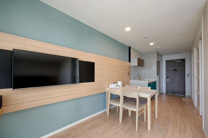 Room 4 of 127