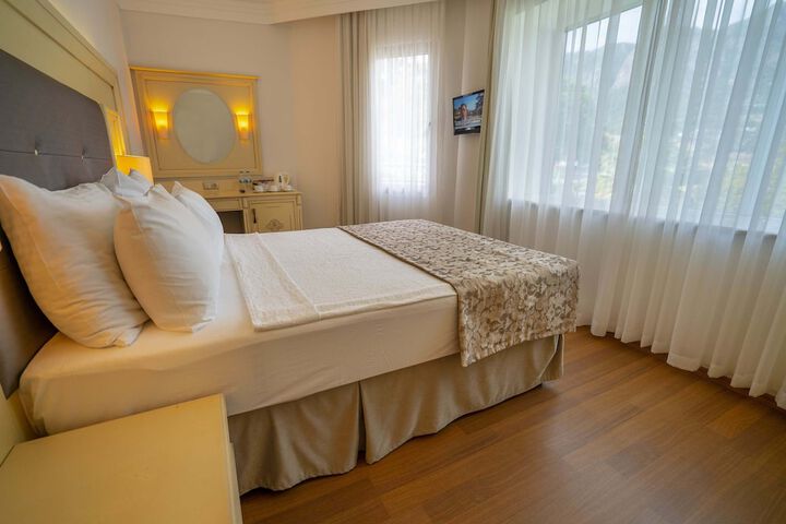 Room 6 of 32