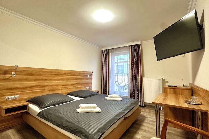 Room 4 of 8