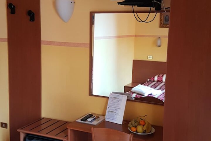 Room 15 of 28