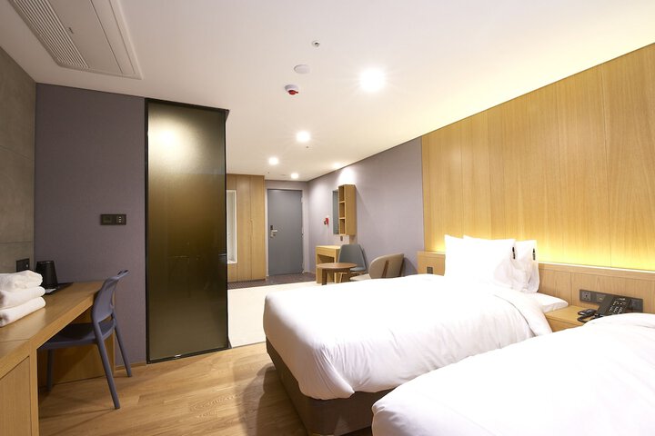 Room 25 of 48