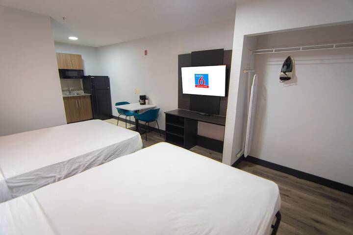 1 Queen Bed (11 of 26)