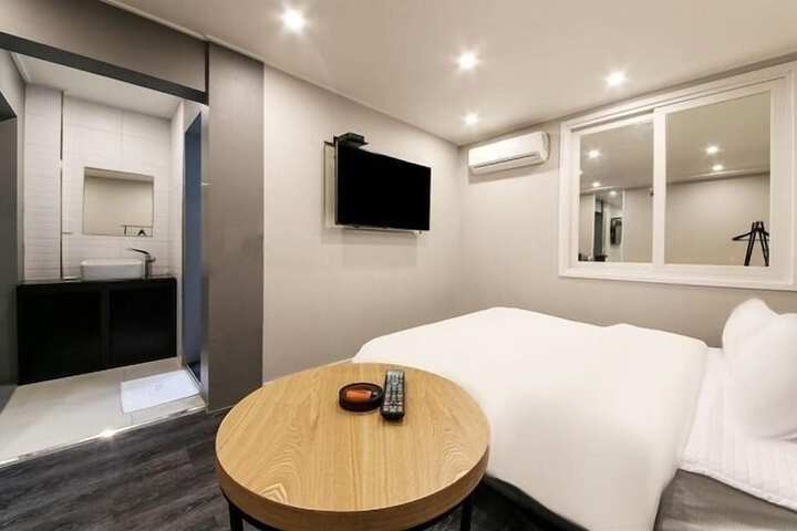 Room 9 of 27