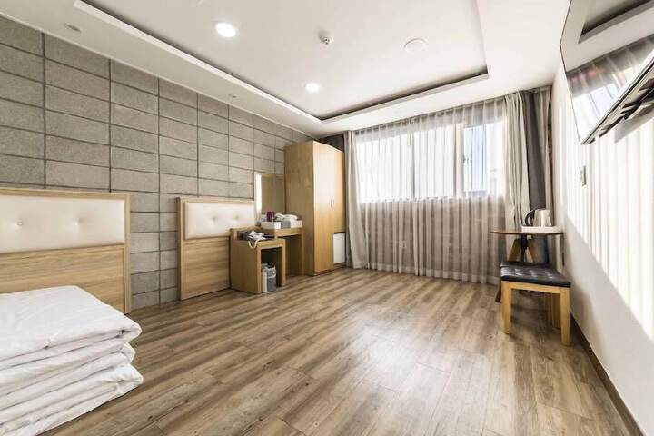 Room 18 of 29