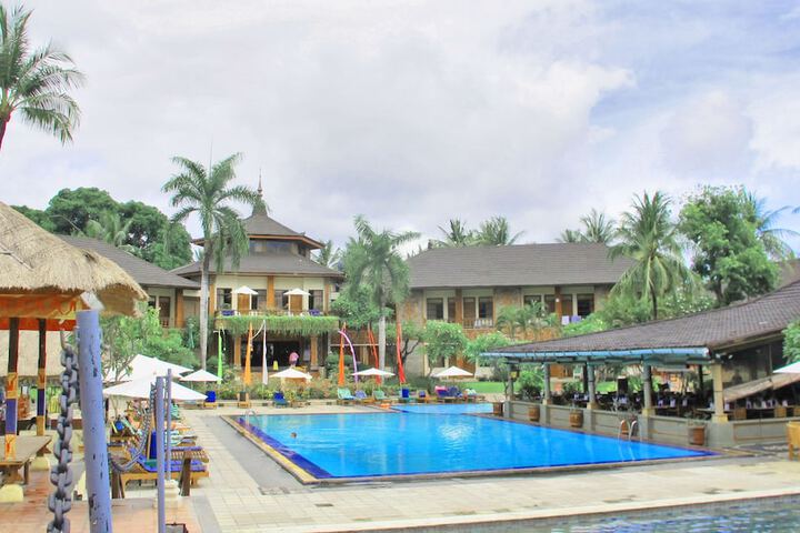 Hotel with Pool