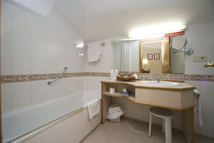 Room 16 of 35