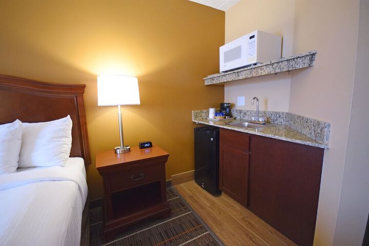 1 King Bed (3 of 17)