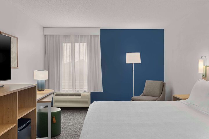 1 King Bed (1 of 16)