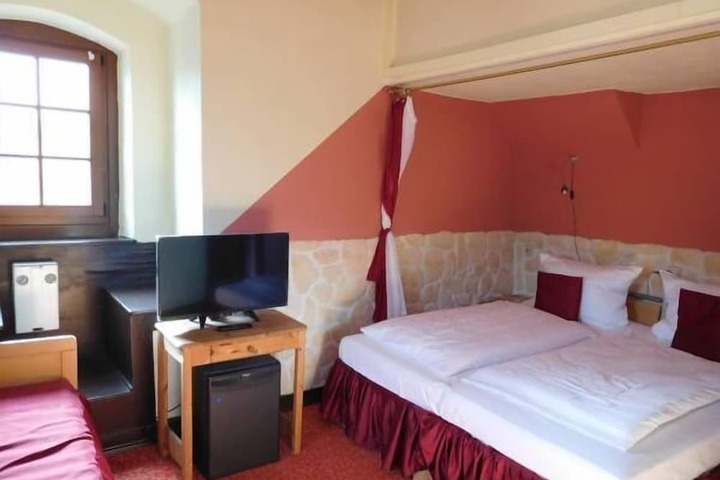 Room 6 of 28