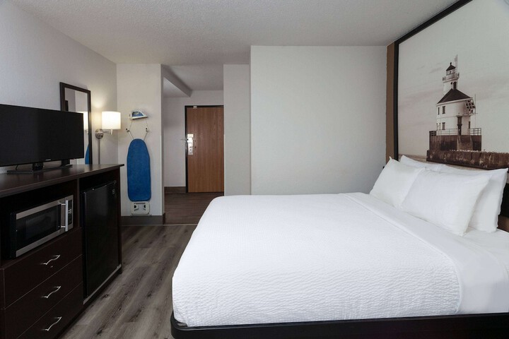 1 Queen Bed (2 of 15)