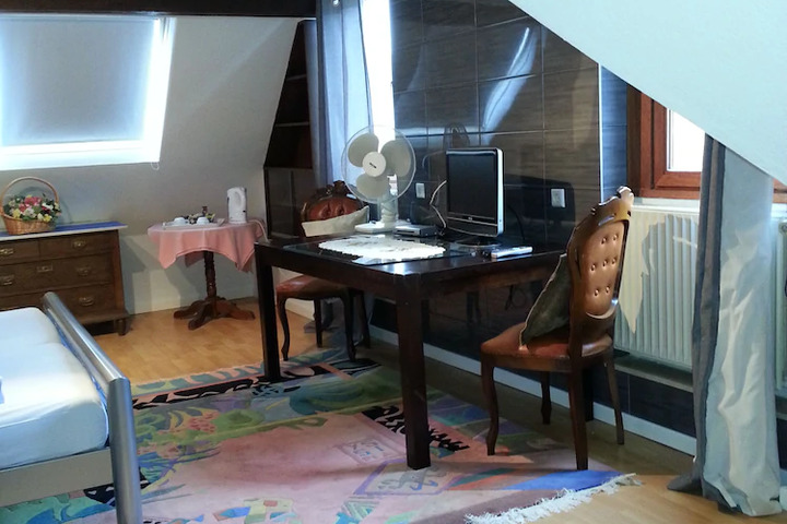 Room 5 of 9