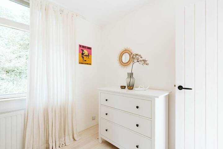 Room 4 of 27
