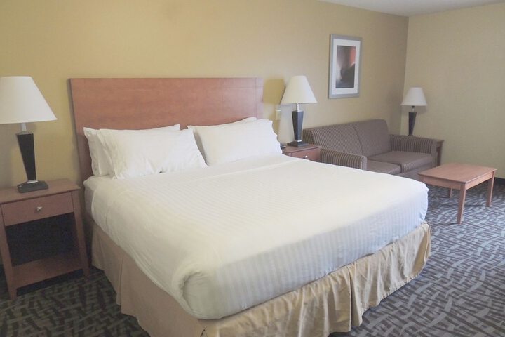 1 King Bed (10 of 38)