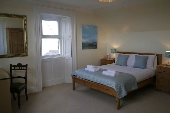 Room 11 of 28