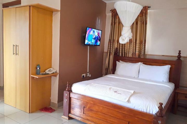 Room 10 of 32