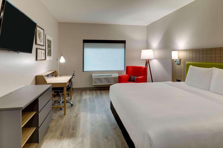 1 King Bed (1 of 14)