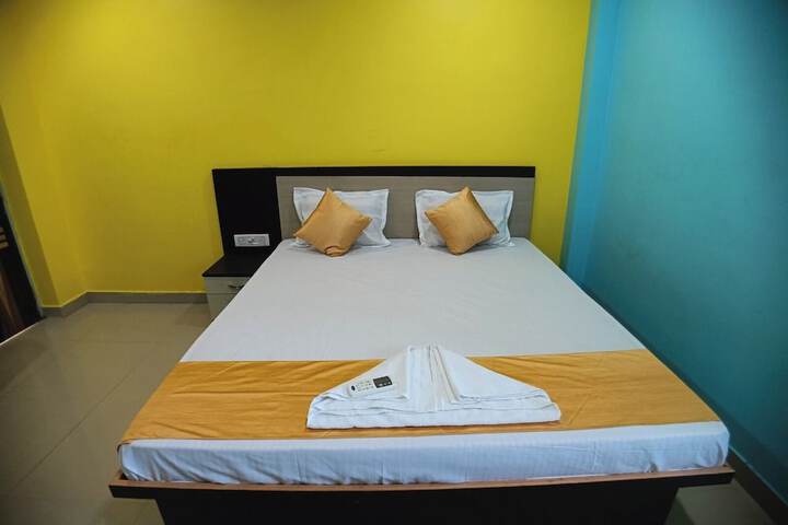 Room 4 of 9