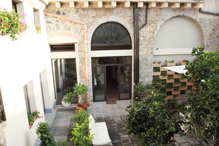 Hotel Exterior 55 of 66