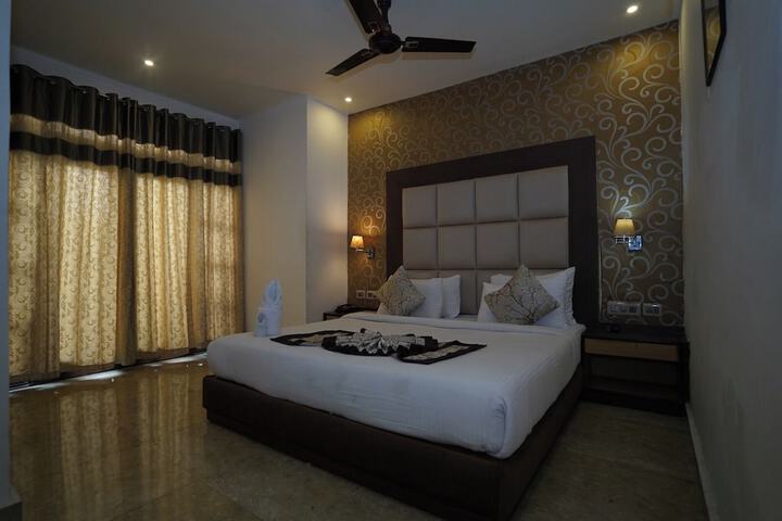 Room 4 of 7