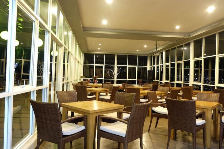 Dining 20 of 27