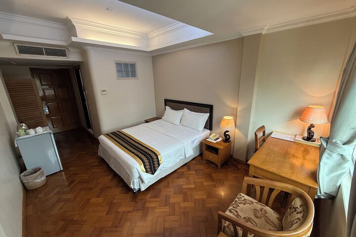 Grand Laurel Hotel