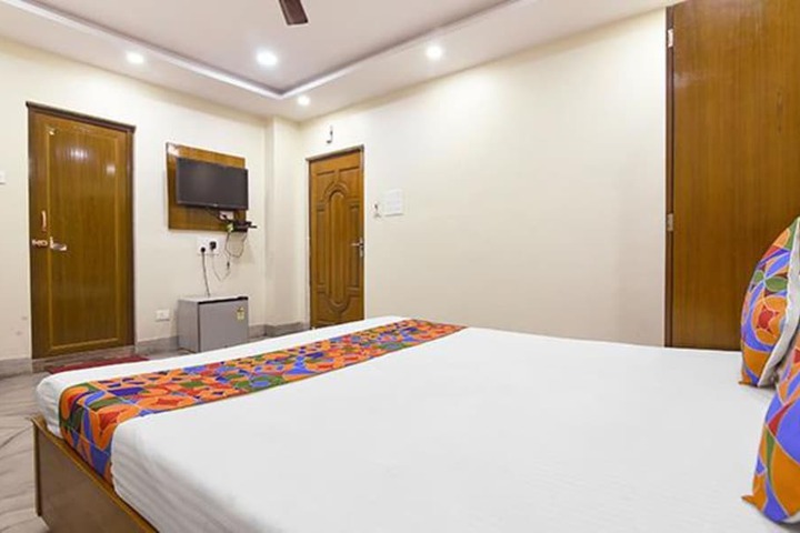 Room 10 of 28