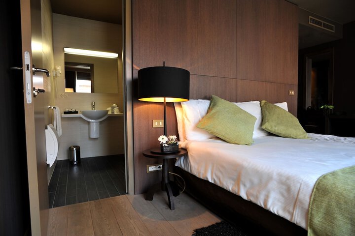 Room 6 of 44