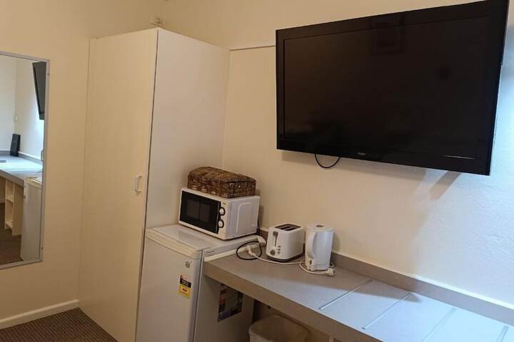 Room 4 of 8