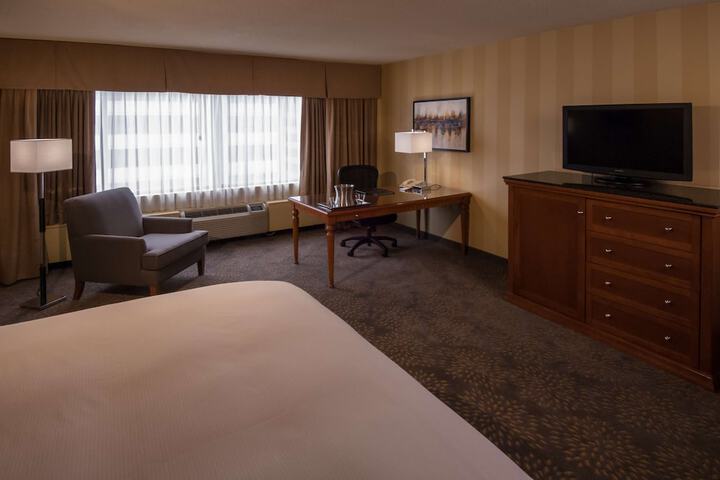 1 King Bed (4 of 36)