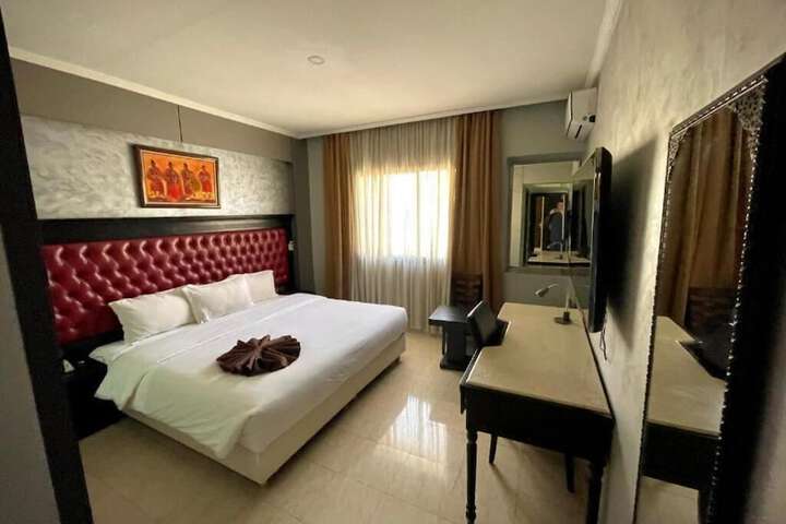 Room 9 of 18