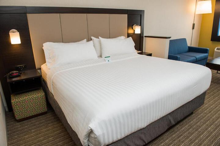 1 King Bed (14 of 14)