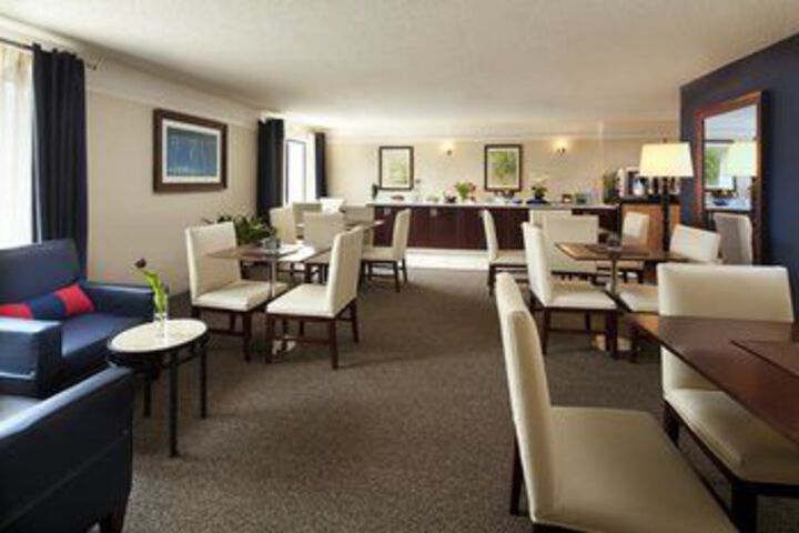 Lounge 41 of 62