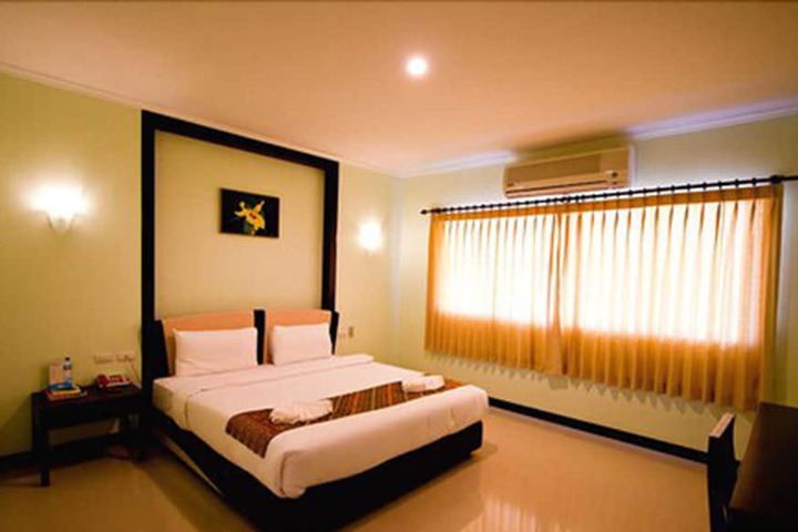 Room 13 of 33