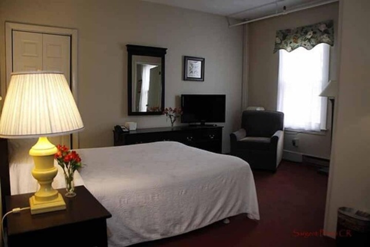 1 Queen Bed (12 of 20)