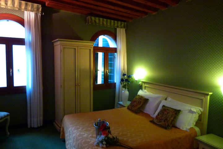 Room 3 of 96