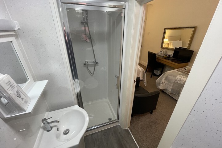 Room 15 of 141