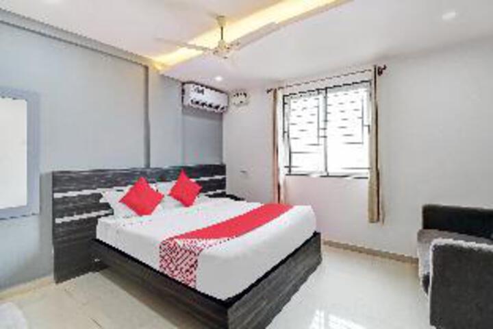 OYO 81617 Purple Suites