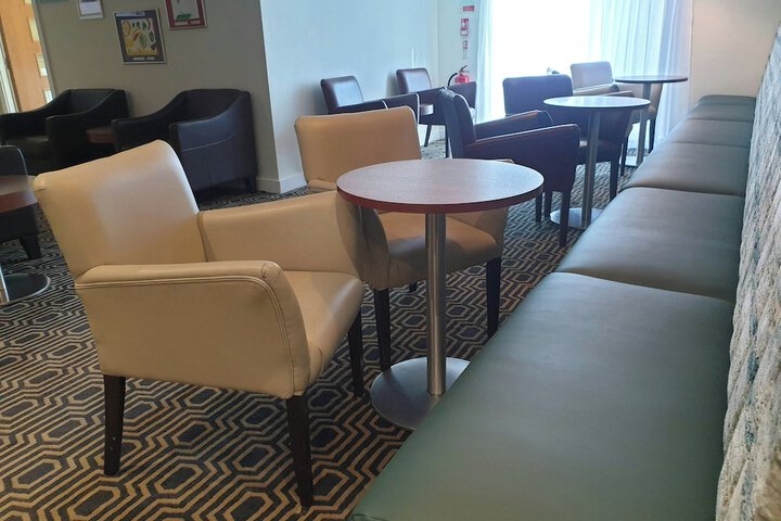 Lounge 45 of 53