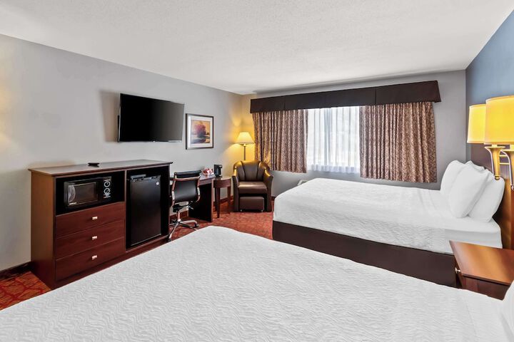 1 Queen Bed (9 of 10)