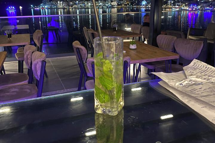 Lounge 40 of 44