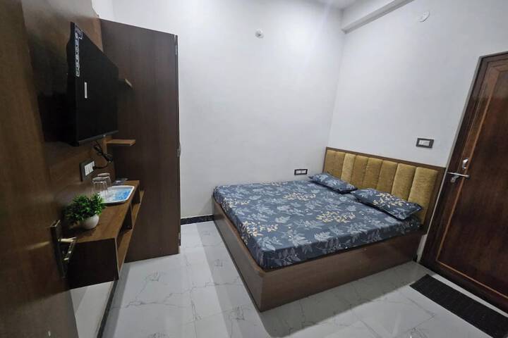 Room 6 of 17