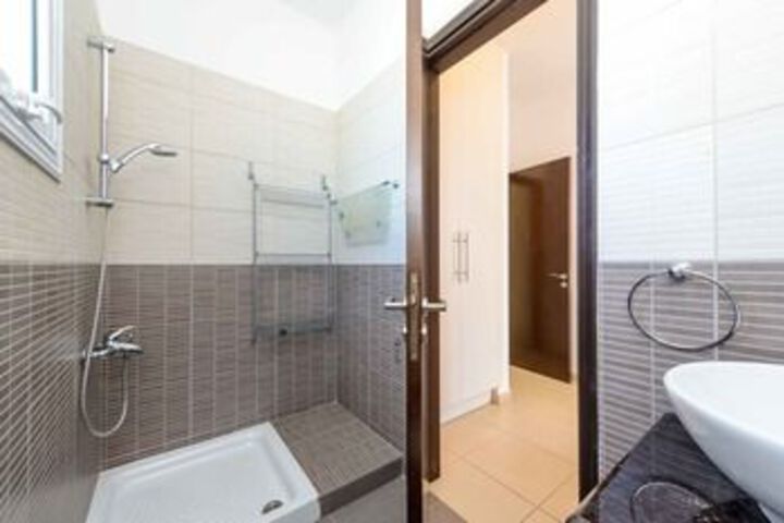 Room 4 of 16