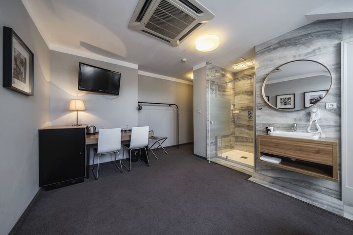 Room 16 of 97