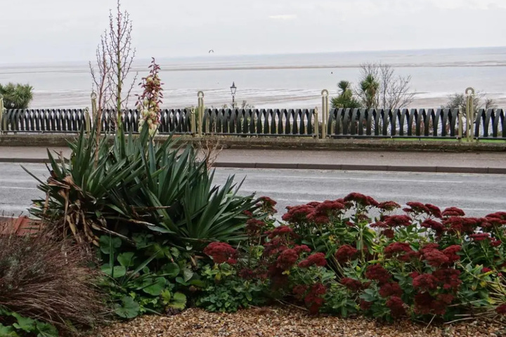The Garden Flat - Tucked Away Close to Amenities
