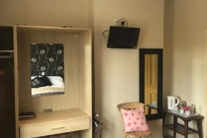 Room 4 of 9