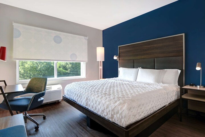 1 King Bed (5 of 7)