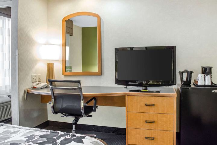 Queen Bed Accessible (7 of 7)
