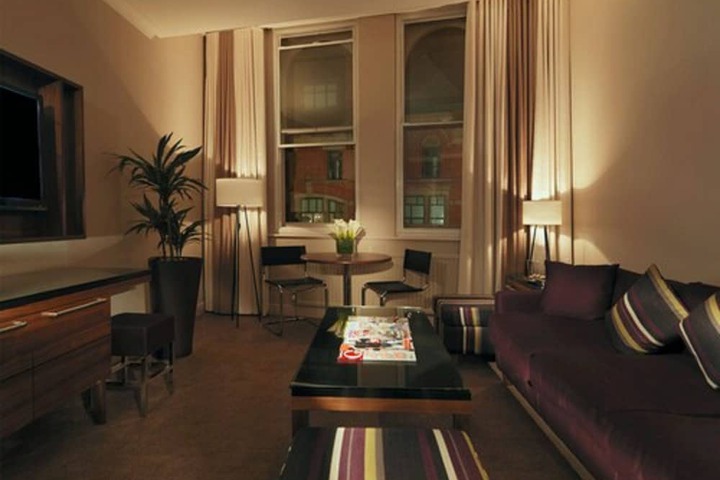 Lounge 55 of 82