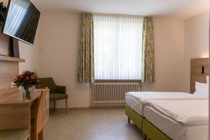 Room 9 of 40