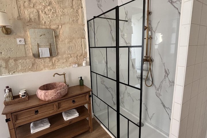 Room 16 of 28